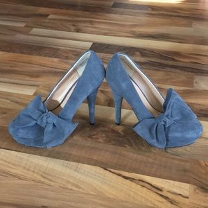 🚫Donated🚫Grey Suede PlatformHeels w/movable Bows